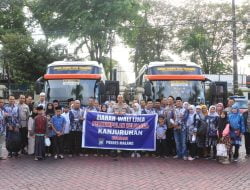Kapolres Malang, AKBP Putu Kholis Aryana, melepas keberangkatan puluhan keluarga Kanjuruhan yang akan melaksanakan ziarah ke makam para Wali Lima di beberapa daerah Jawa Timur. 