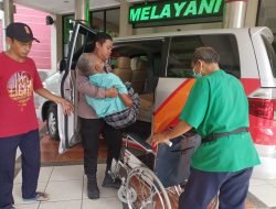 Kapolres Nganjuk AKBP Muhammad, S.H., S.I.K., M.Si., mengkonfirmasi pihaknya memenuhi janji untuk mendampingi pemeriksaan dan pengobatan lanjutan kepada Mbah Iksan(60), warga Desa Semare, Kecamatan Berbek, Kabupaten Nganjuk, Selasa (23/01/2024).  