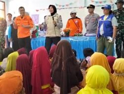 Anggota Polres Bondowoso jajaran Polda Jatim melaksanakan kegiatan Trauma Healing untuk membantu proses pemulihan psikologis anak-anak yang terdampak bencana angin puting beliung di Desa Walidono, Kecamatan Prajekan, Kabupaten Bondowoso. 