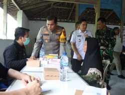 Kapolres Nganjuk AKBP Muhammad, S.H., S.I.K., M.Si.,gencarkan program Nusantara Coolong System (NCS) melalui Bakti Sosial dan pengobatan gratis kepada warga Desa Ngepung, Kecamatan patianrowo Kabupaten Nganjuk, Rabu (24/01/2024). 
