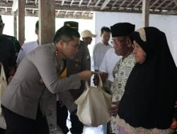 Kapolres Nganjuk AKBP Muhammad, S.H., S.I.K., M.Si.,gencarkan program Nusantara Coolong System (NCS) melalui Bakti Sosial dan pengobatan gratis kepada warga Desa Ngepung, Kecamatan patianrowo Kabupaten Nganjuk, Rabu (24/01/2024). 