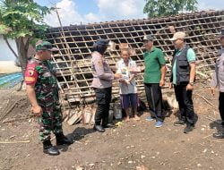 Tulungagung, Polda Jatim menyalurkan bantuan sosial berbentuk sembako kepada puluhan warga terdampak angin puting beliung di wilayah Kecamatan Campurdarat dan Pakel.