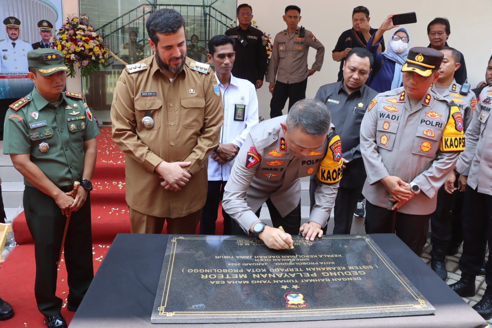 Kapala Kepolisian Daerah Jawa Timur Irjen Pol Drs. Imam Sugianto, M.Si meresmikan Gedung Polsubsektor Kedopok dan Gedung Meteor (Sistem Keaman Terpadu Kota Probolinggo), Senin (29/01/24). 