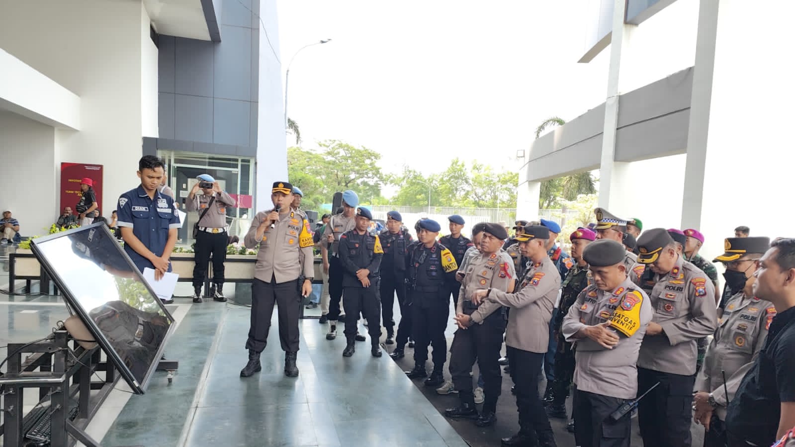 Polrestabes Surabaya menyiapkan langkah antisipasi untuk mengamankan pertandingan sepak bola Liga 1 BRI.