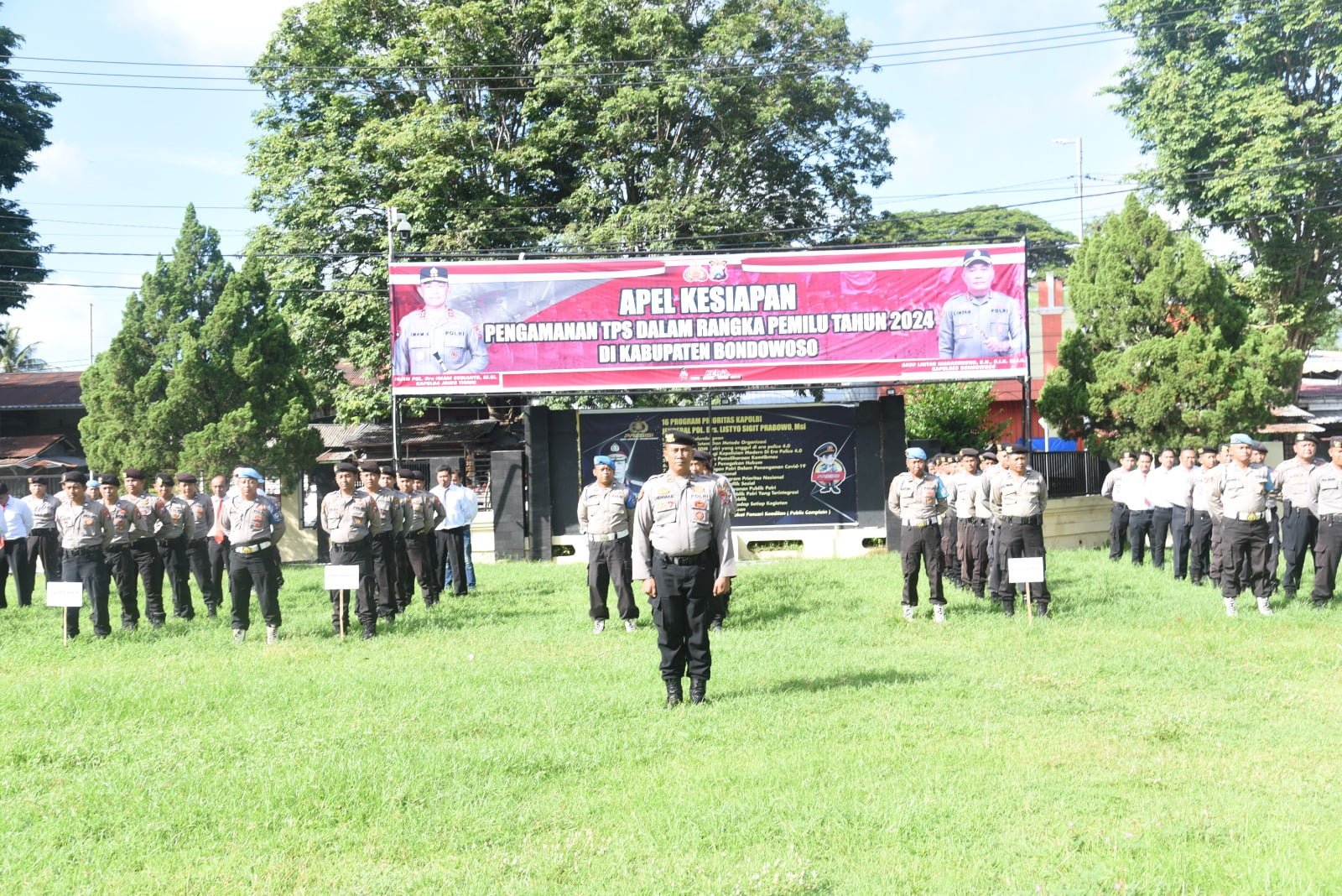 Mengahadapi hari pencoblosan tanggal 14 Pebruari 2024 mendatang, Polres Bondowoso Polda Jatim telah menyiapkan personel gabungan pengamanan pada Tempat Pemungutan Suara ( TPS ).