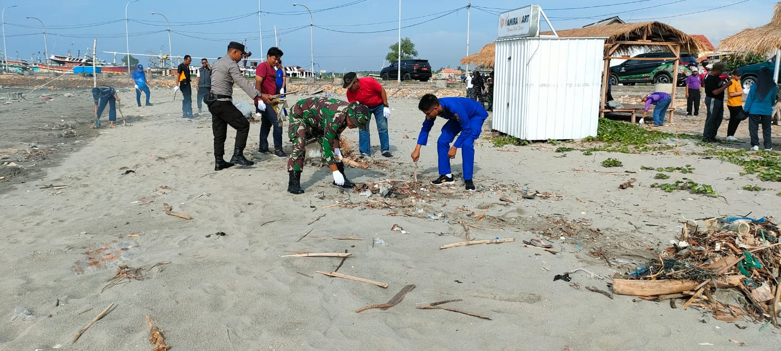 Satpolairud Polres Pamekasan, bersama instansi terkait dan masyarakat nelayan Tlanakan, melaksanakan kegiatan Sapu Bersih Sampah Laut di pesisir Pantai Tiga Dermaga Desa Branta Pesisir, Kec. Tlanakan, Kab. Pamekasan.