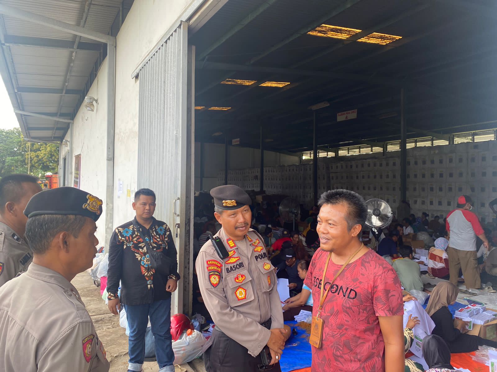 Mendukung keamanan dan lancarnya pesta demokrasi pada Pemilu 2024 ini,Polresta Banyuwangi Polda Jatim terus meningkatkan pengamanan di Gudang KPU tempat penyimpanan Logistik Pemilu yang beralamat di Jalan Sriwijaya, Kabat, Banyuwangi.