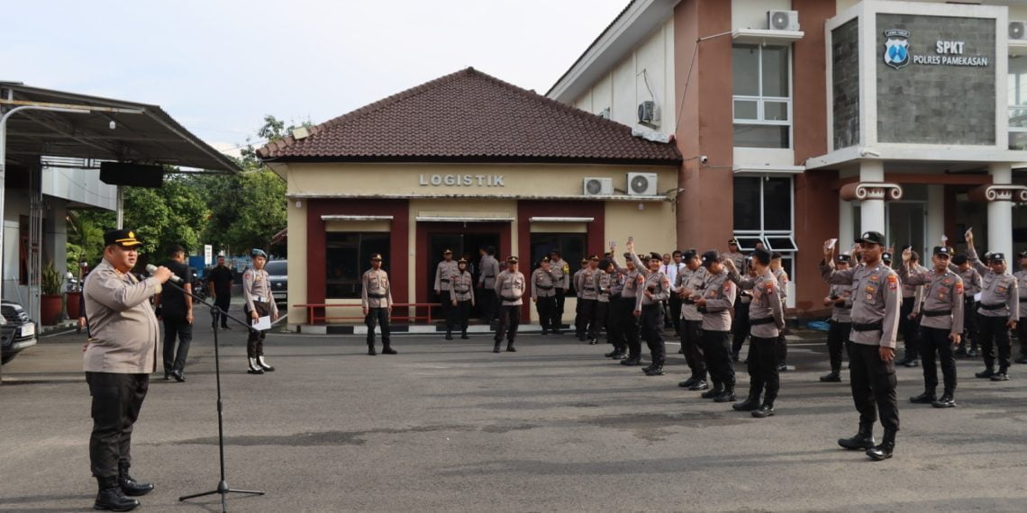 Usai melaksanakan Apel Jam Pimpinan, Kapolres Pamekasan AKBP Jazuli Dani Iriawan melakukan Inspensi Mendadak (Sidak) dengan melaksanakan kegiatan penegakan ketertiban dan disiplin (Gaktibplin), Senin (29/1/2024).