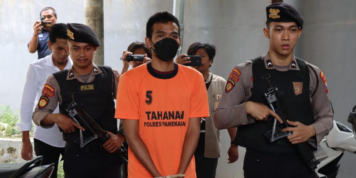 Polres Pamekasan menggelar konferensi Pers ungkap Kasus Tindak Pidana setiap orang yang menyebarluaskan Pornografi. Tersangka inisial (J), warga Dusun Gangsian, Desa Bunbarat, Kecamatan Rubaru, Kabupaten Sumenep, Madura, Senin (6/2/2024).