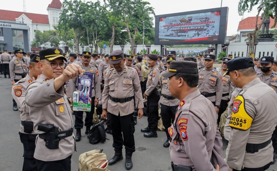 Wakapolrestabes Surabaya memimpin Apel Gelar Perlengkapan Personil Pengamanan TPS Pemilu 2024 di Halaman Apel A Polrestabes Surabaya, Sabtu (10/2/24).
