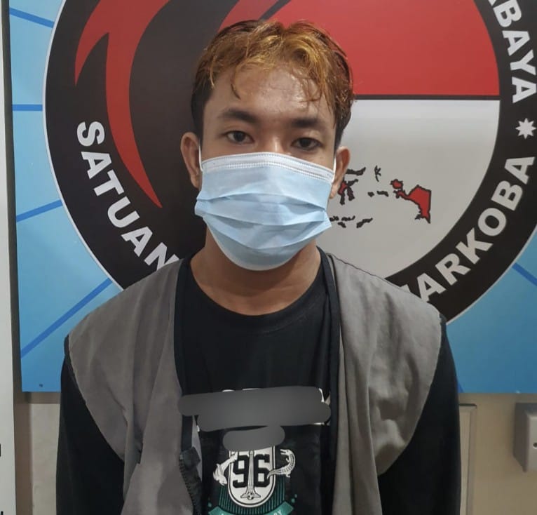 Berdalih kurang penghasilan untuk kebutuhan hidup, RPA (23) tukang service AC, warga Jalan Kupang Gunung Surabaya nyambi jualan narkotika jenis sabu dan pil dobel LL.