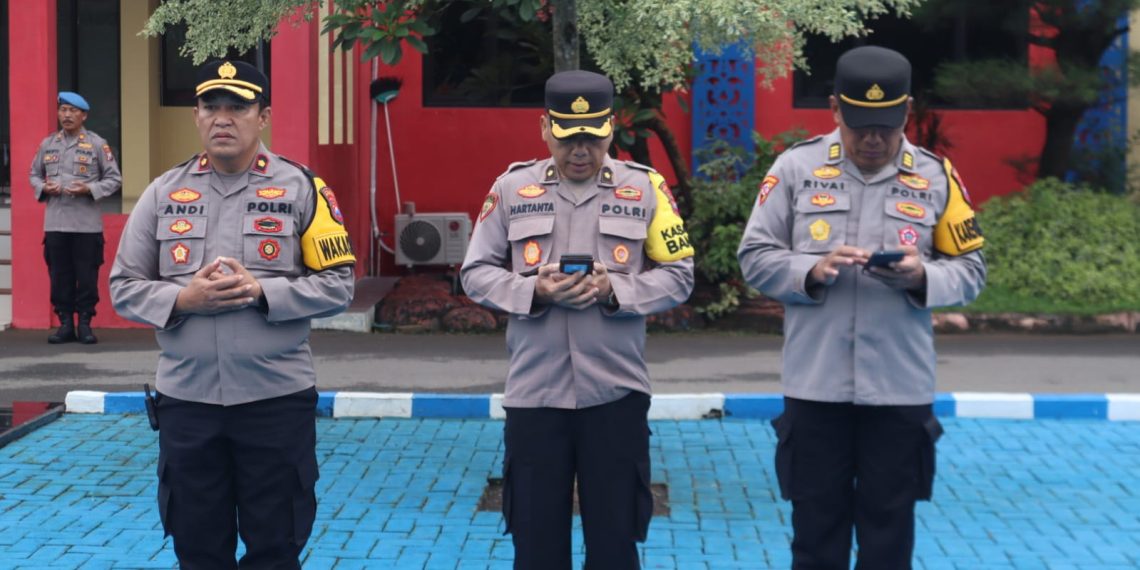 Wakapolres Bangkalan Kompol Andi Febrianto Ali, S.E. memimpin langsung pembacaaan Asmaul Husna di Lapangan Mapolres Bangkalan sebelum apel pagi digelar, Rabu (07/02/2024).