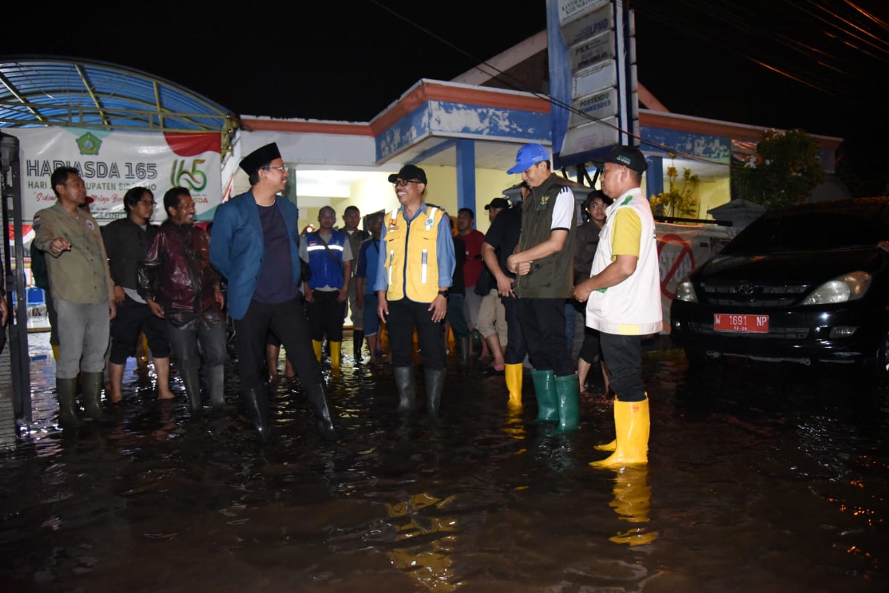 Pemerintah Kabupaten Sidoarjo tengah berencana untuk merelokasi SMPN 2 Tanggulangin. Pasalnya, sekolah menengah pertama yang berada di Desa Kedungbanteng tersebut saat memasuki musim hujan selalu banjir. Meskipun berbagai solusi seperti peninggian kelas, penggian halaman hingga betonisasi jalan sudah ditempuh.
