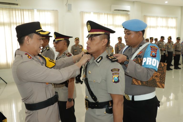 Kapolres Gresik AKBP Adhitya Panji Anom memimpin serah terima jabatan (sertijab) Kapolsek Balongpanggang dan Kapolsek Wringinanom di Aula Wicaksana Laghawa Polres Gresik. Rabu(07-02-2014)