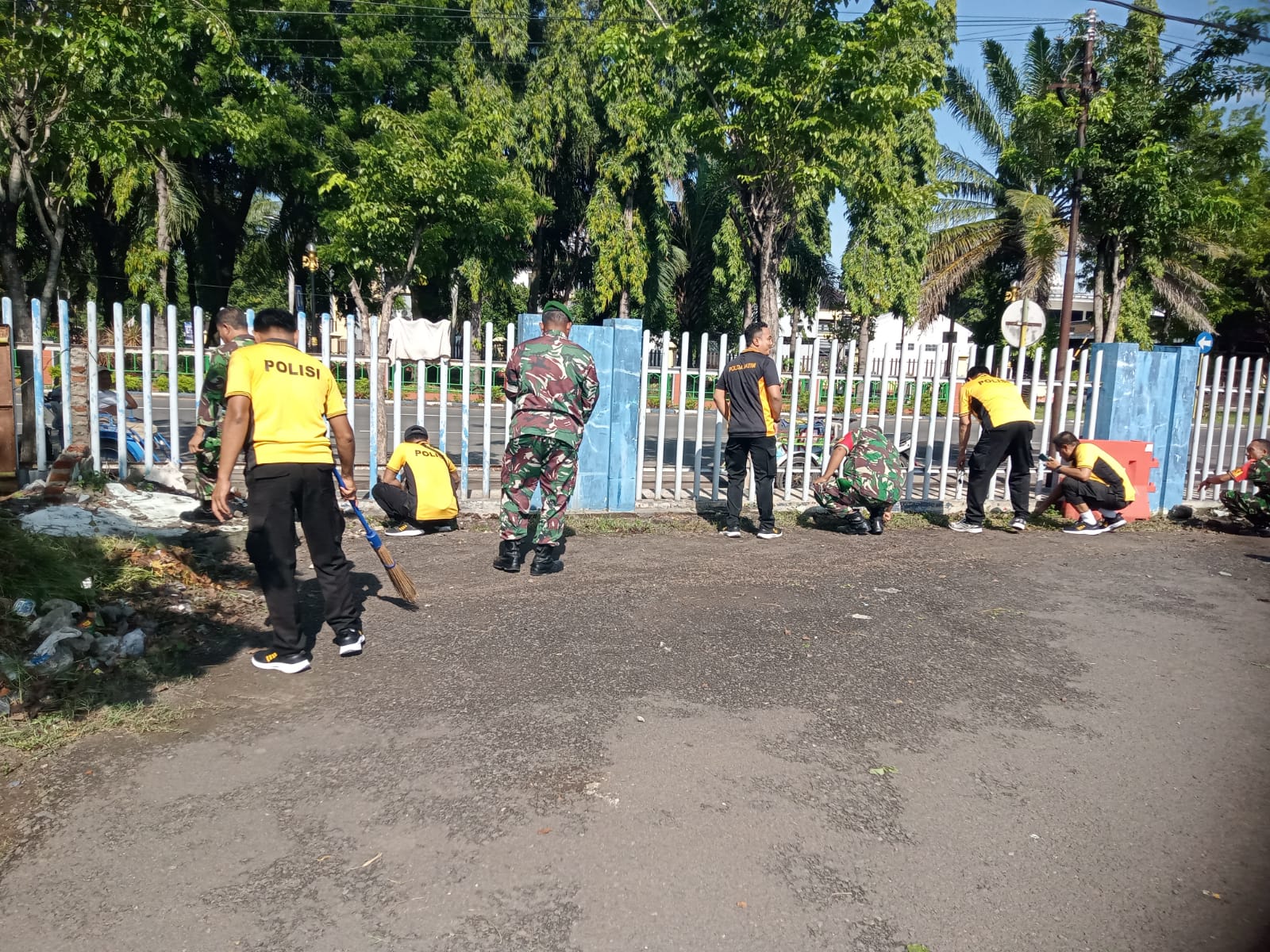Dalam rangka membangun dan memperkuat sinergisitas antara TNI dan Polri dalam menghadapi pentahapan Pemilu 2024, Polres Nganjuk dan Kodim 0810/Nganjuk melakukan kerja bakti membersihkan fasilitas umum, kegiatan dipusatkan di terminal bus Anjuk Ladang Kabupaten Nganjuk, Jumat (02/02/2024). 
