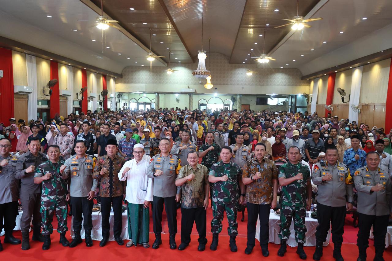Secara serentak, Polda Jawa Timur bersama Kodam V Brawijaya menggelar Bakti Sosial (Baksos ) dan Bakti Kesehatan ( Bakkes ) diikuti seluruh Polres dan Kodim di wilayah Jawa Timur.