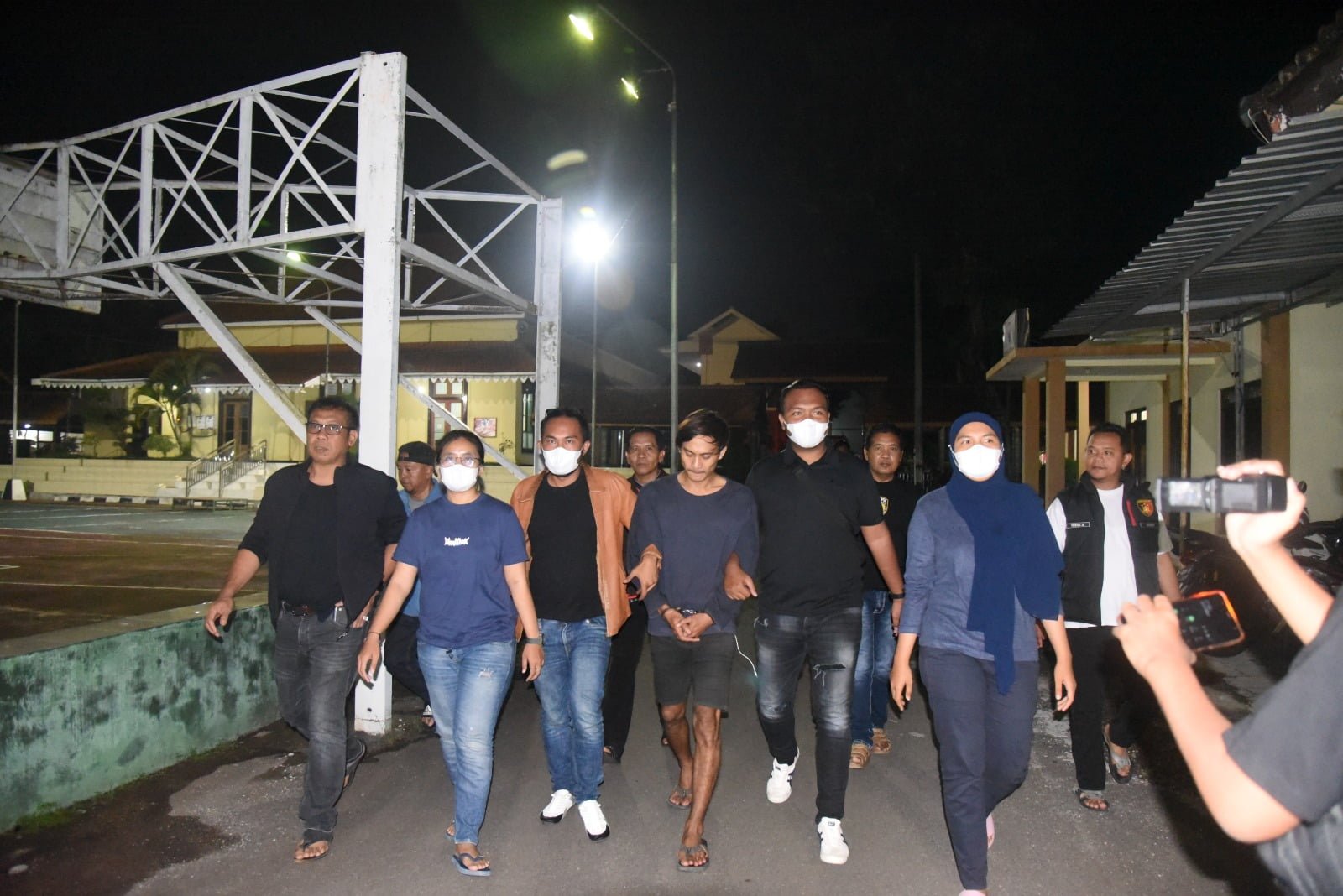 DPO pemerkosaan anak di bawah umur yang masih duduk di bangku Sekolah Dasar (SD), akhirnya berhasil ditangkap. Tersangka bejat ini dibekuk setelah buron pasca menerima surat panggilan dari penyidik unit PPA Satreskrim Polres Bondowoso.