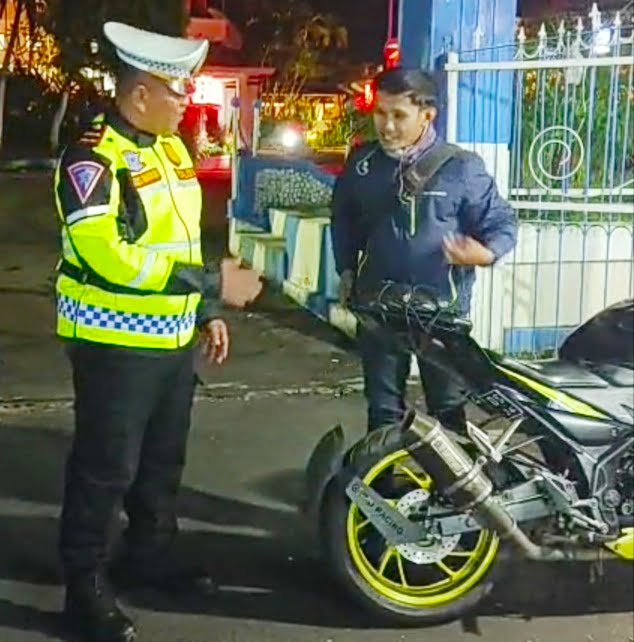 Polres Bondowoso melalui Satlantas Polres Bondowoso terus menggencarkan penindakan terhadap pengendara sepeda motor menggunakan Knalpot brong atau Knalpot yang Tidak sesuai Spiktek dan Standar Pabrik di wilayah Hukum Polres Bondowoso. 