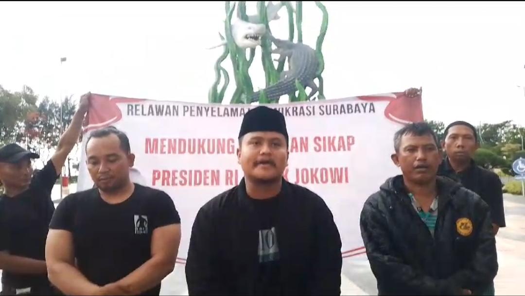 Pemilihan Umum tinggal hitungan hari, dan suhu Politik di Indonesia semakin memanas. Masing-masing pendukung Pasangan Calon, semakin gencar melakukan kampanye. Tidak terkecuali di Kota Surabaya. 