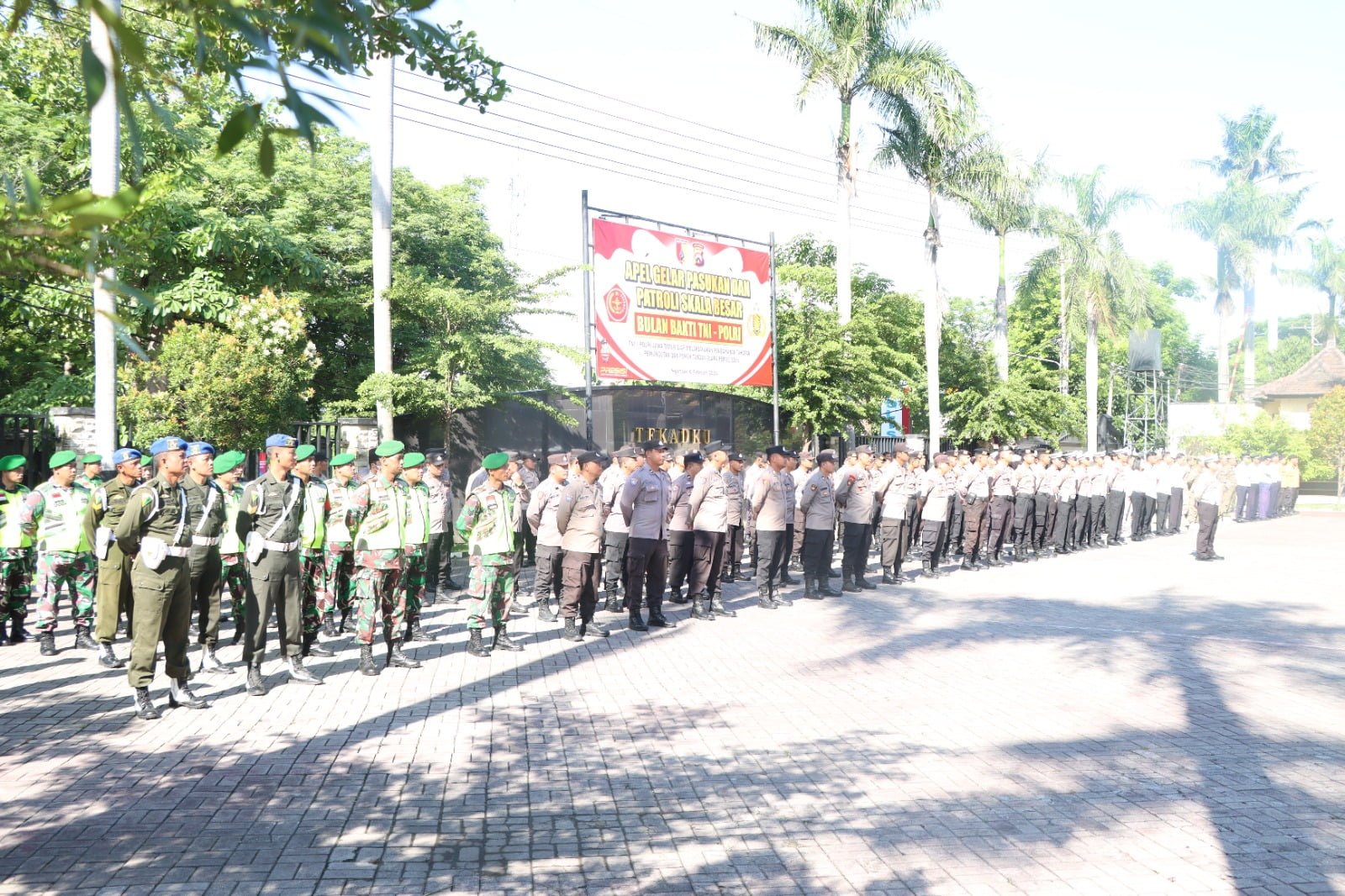 Kapolres Nganjuk, AKBP Muhammad S.H.,S.I.K., M. Si., memimpin Apel Gelar Pasukan dan Patroli Skala Besar dalam rangka Bulan Bakti TNI Polri Tahun 2024 sebagai pengecekan kesiapan mengamankan Tahapan Pemungutan Dan Penghitungan Suara Pemilu 2024 di wilayah Nganjuk. Selasa (06/02/2024).