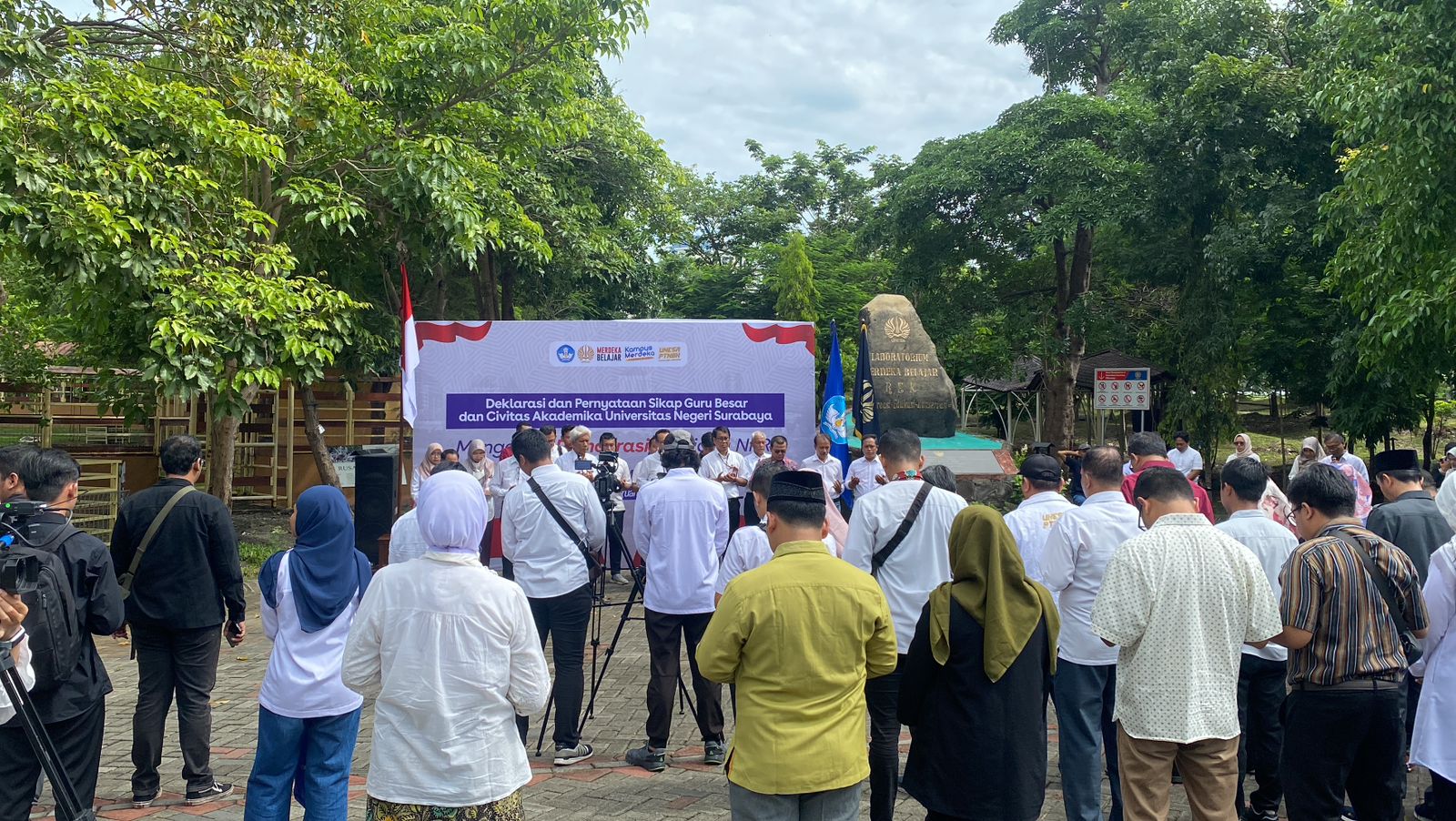 mencermati dinamika Politik Nasional pada Pemilu 2024 dan mengawal tegaknya demokrasi, serta menjaga keutuhan NKRI menuju Indonesia Emas 2045, sebayak 5100 Dosen dan Mahasiswa di Jawa Timur menyatakan sikap.