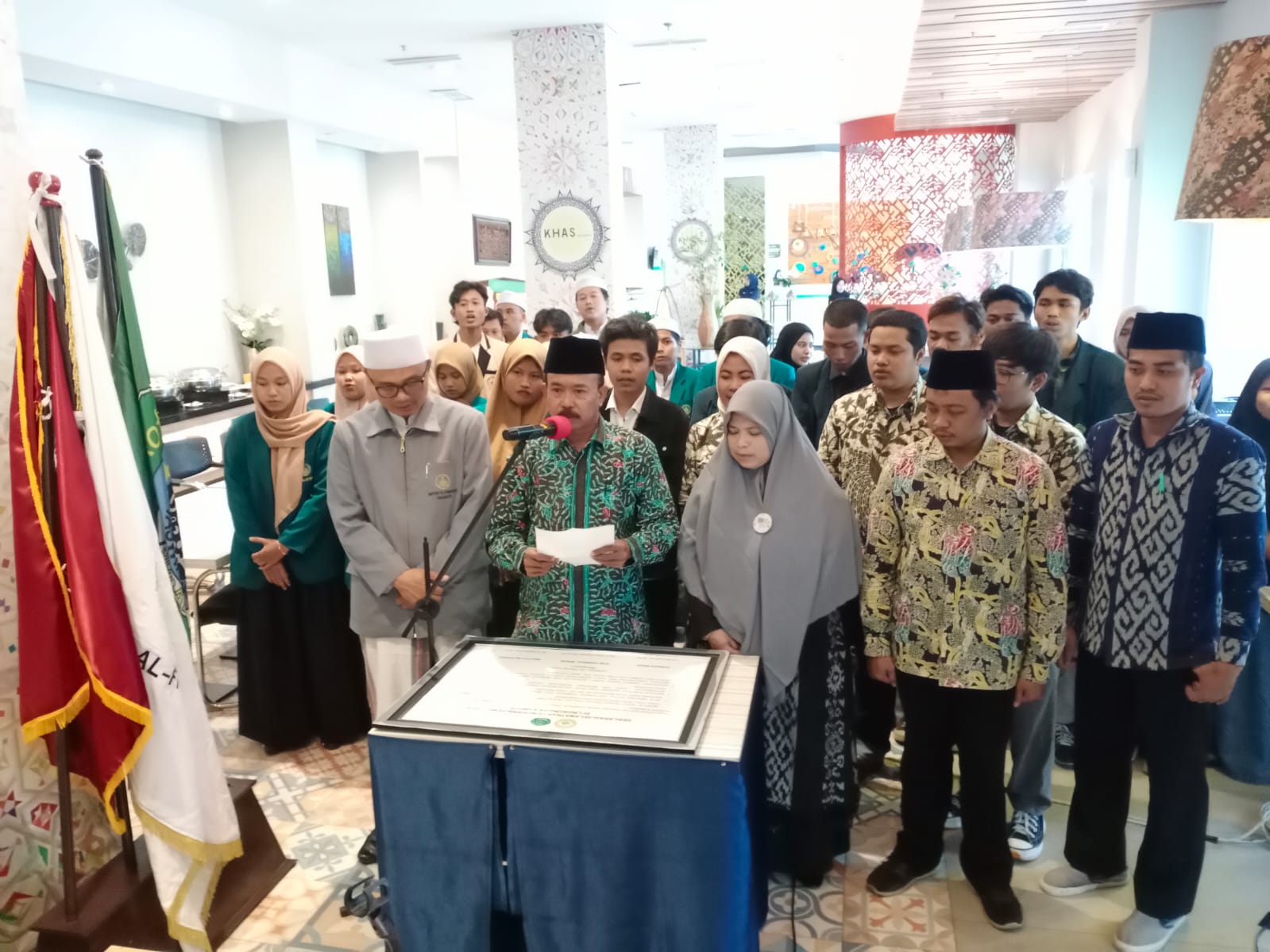 Menjelang Pelaksanaan pencoblosan Pemilu 2024 yang tinggal hitungan hari, semakin banyak pro dan kontra antara masing-masing kubu pendukung dari para Paslon kontestasi. Suhu politik kian memanas, dan perpecahan ditengah masyarakat pun semakin rawan terjadi. 