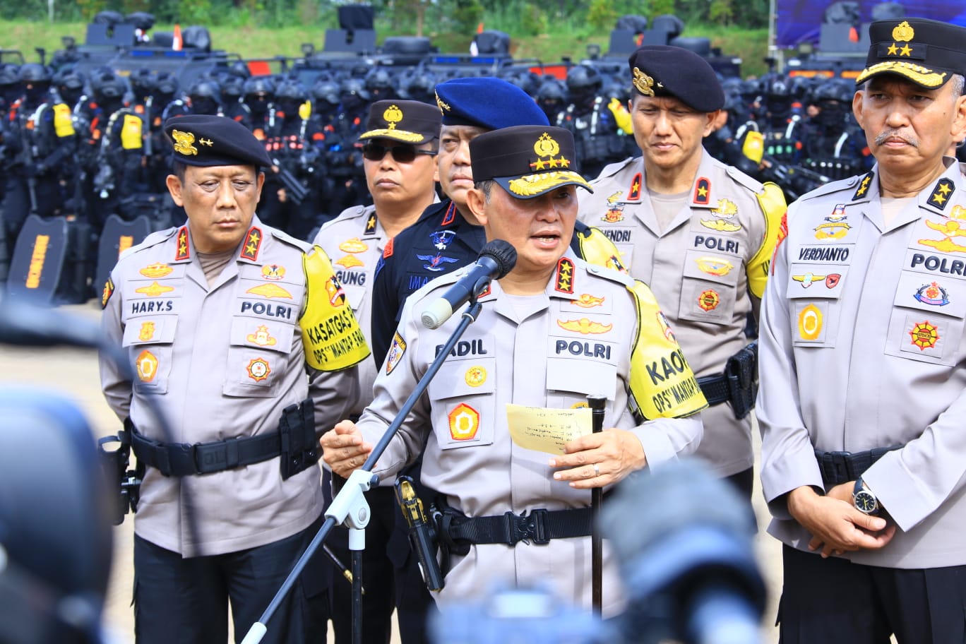 Kabaharkam Polri Komjen Pol Fadil Imran memimpin apel gelar pasukan pengamanan pemilu dan harkamtibmas 2024 di Lapangan Singa Lodaya, Satlat Brimob, Cikeas, Bogor, Jawa Barat, Rabu (7/2/2024).