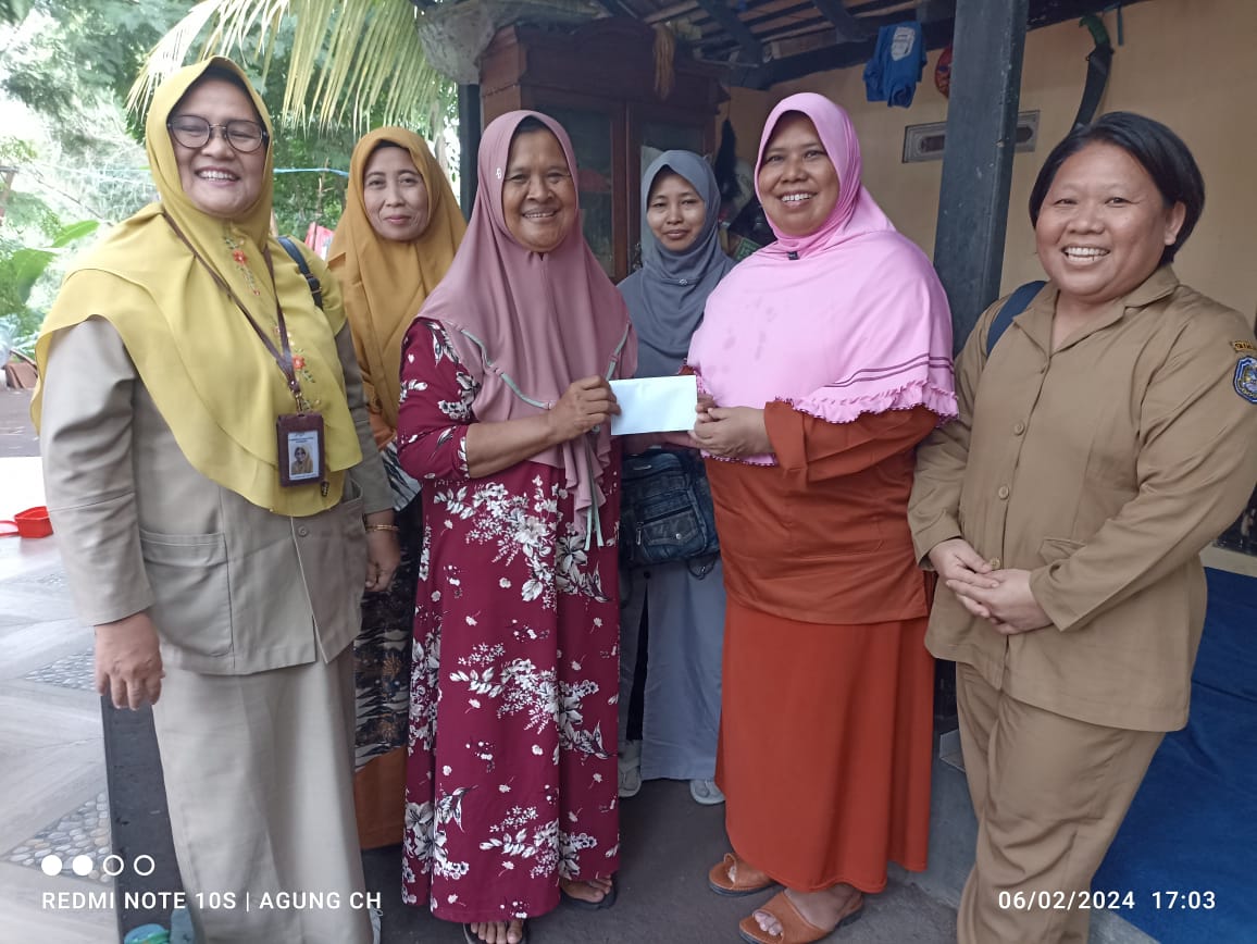 Ikatan Alumni Universitas Airlangga (IKA UA) Cabang Situbondo, mengunjungi Lilik Ngatmini pasca insiden kebakaran, tatkala terjadi di Jumat siang (2/2) lalu yang menimpa rumah korban. 