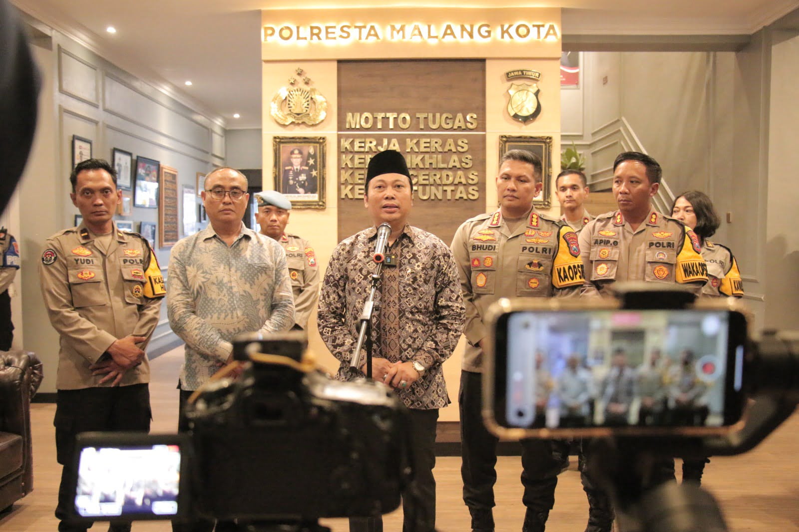 Komisi Kepolisian Nasional (Kompolnas) terus memantau kesiapan Polri dalam pengamanan Operasi Mantab Brata (OMB) Pemilu 2024 di Jawa Timur, yang dinilai menjadi obyek strategis, namun tetap aman dan kondusif.