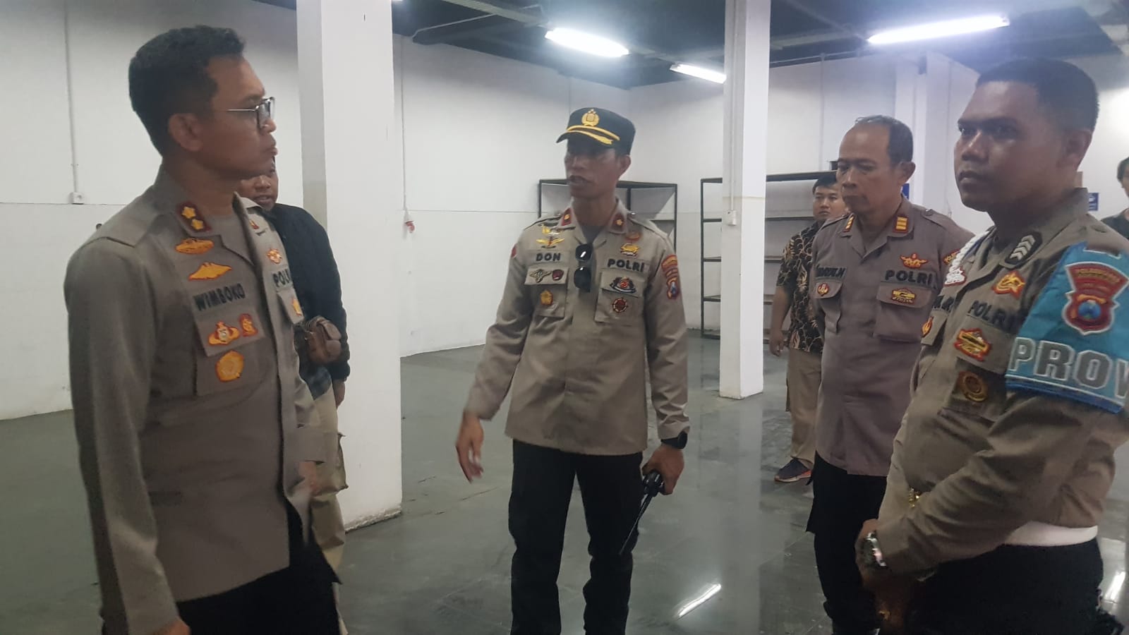 Kapolrestabes Surabaya Kombes Pol Pasma Royce bersama pejabat utama Polrestabes Surabaya, melaksanakan kegiatan pengecekan ke Gudang Logistik Pemilu dan Gudang Logistik di PPK, Selasa (06/1/2023). 