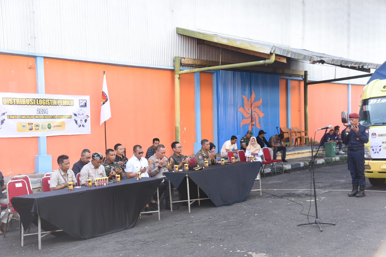 Kapolres Bondowoso AKBP Lintar Mahardhono, SH. SIK. MIK. bersama Forkopimda melepas pendistribusian logistik pemilu ke 23 Kecamatan di Kabupaten Bondowoso. 