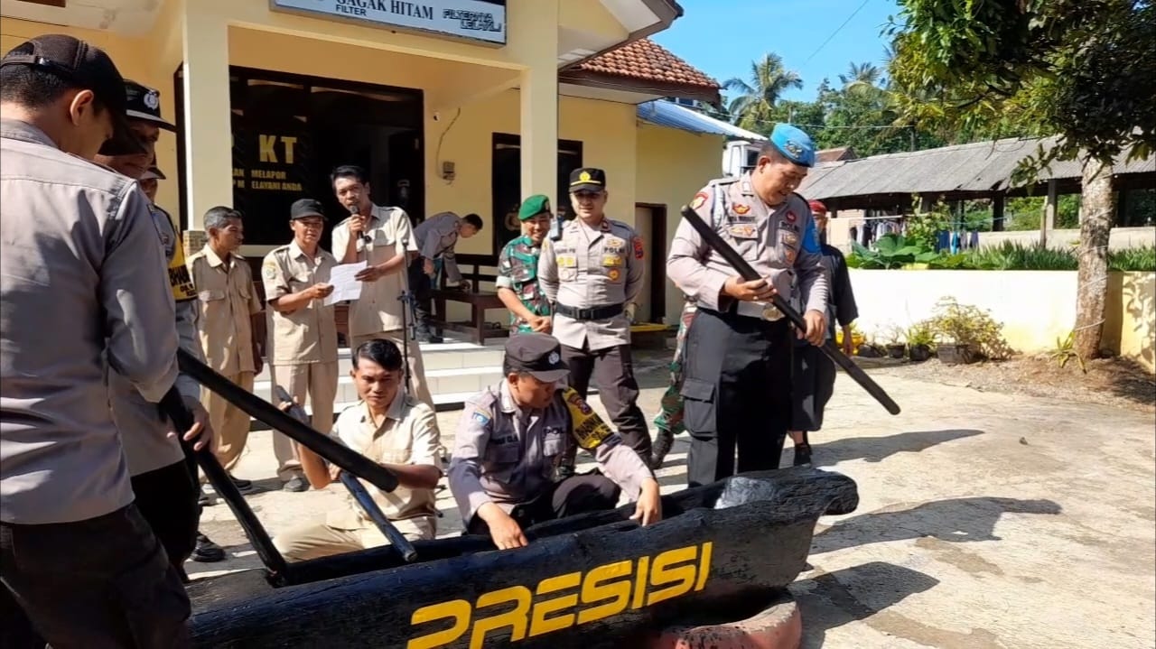Kampanye datang ke TPS jangan golput dilakukan semua pihak, ajakan tersebut dilakukan bukan hanya dengan sosialisasi memasang poster atau banner. Kemasannya pun beragam yakni dengan memanfaatkan kearifan lokal.