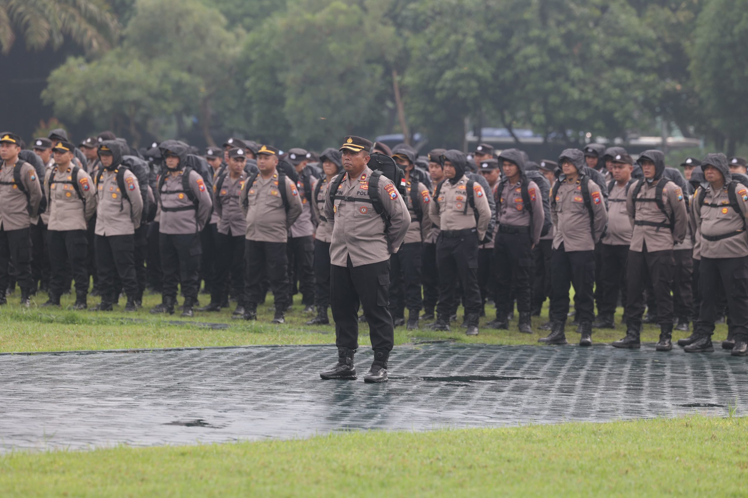 Jelang pencoblosan yang akan dilaksanakan pada 14 Februari 2024, Polda Jatim kembali gelar Apel Pengecekan Kesiapan Personel yang terlibat pengamanan TPS tahap pungut dan hitung suara Pemilu 2024.