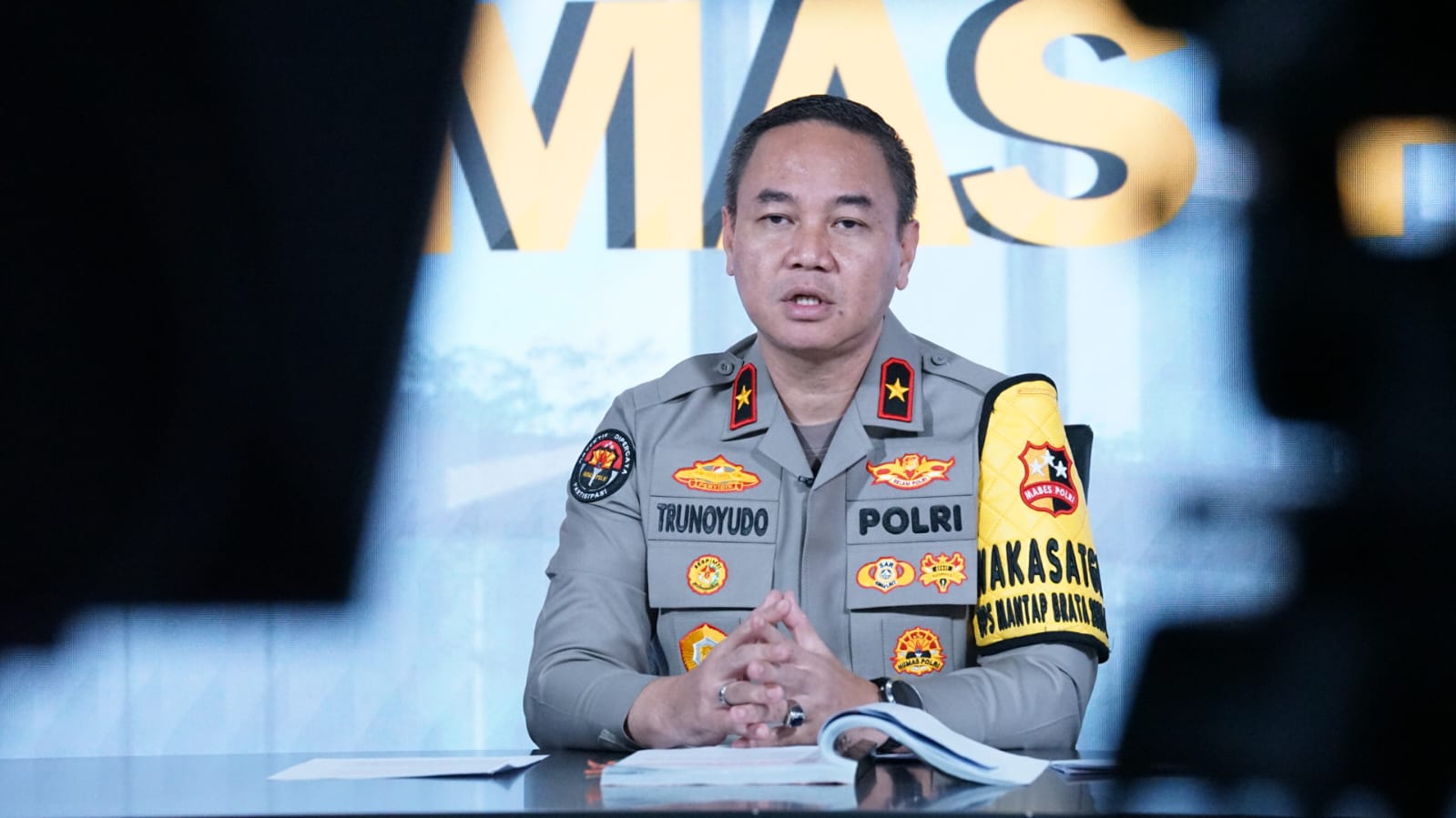 Kepolisian Negara Republik Indonesia (Polri) mengajak masyarakat agar lebih bijak dalam memilah informasi di media sosial. Masyarakat diminta jangan terlibat dan menyebarkan informasi hoax yang bisa merugikan diri sendiri dan orang lain.