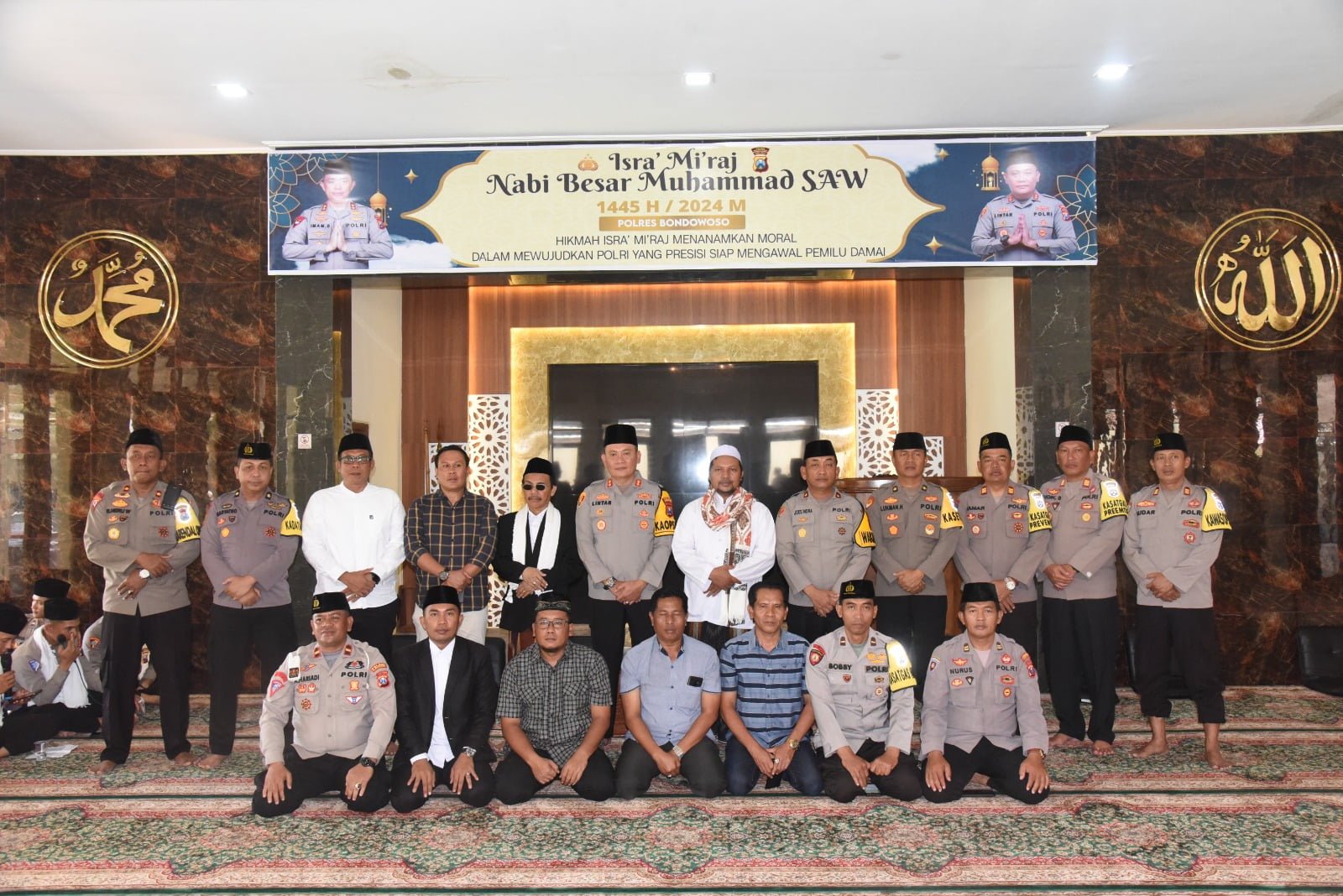 Polres Bondowoso menggelar kegiatan peringatan Isra Miraj Nabi Muhammad SAW 1445 H/2024 M dan doa bersama untuk Pemilu 2024 Aman, Damai dan Sejuk yang bertempar di Masjid Al Fajri Polres Bondowoso, Minggu 11 Februari 2024.