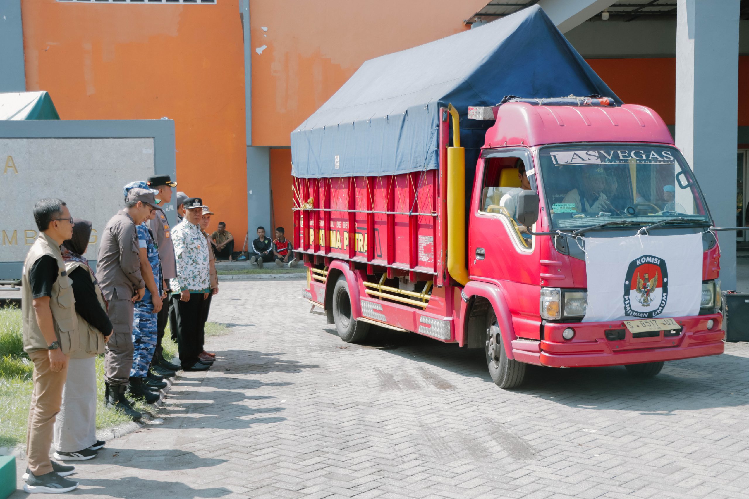 Jelang pelaksanaan pemilu yang tinggal beberapa hari, KPU Kabupaten Jombang bersama Forkopimda mulai memberangkatkan logistik pemilu.