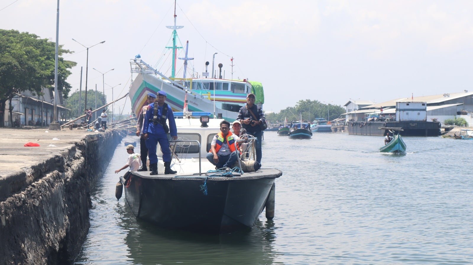 Distribusi logistik Pemilu 2024 yang mulai dilakukan hari ini, Senin (12/2/2024) mendapatkan pengawalan ketat personel Polres Probolinggo Kota bersama Kodim 0820.
