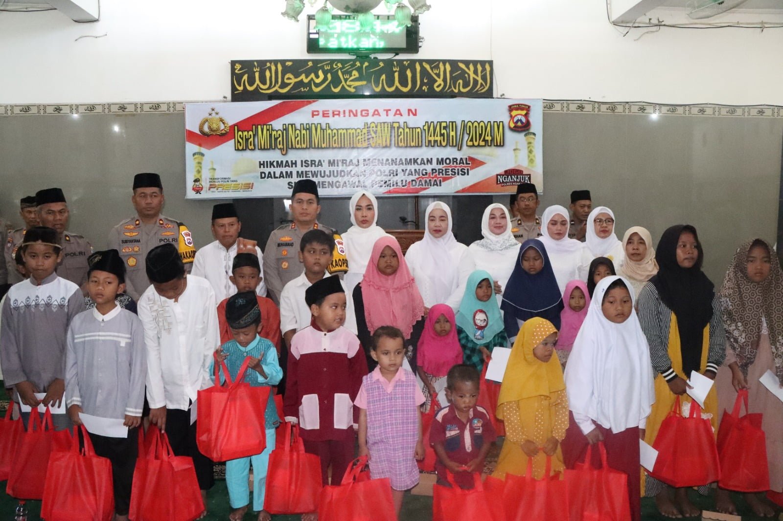 Kapolres Nganjuk, AKBP Muhammad, S.H., S.I.K., M.Si., didampingi Wakapolres Nganjuk bersama Pejabat Utama (PJU) , perwakilan Kapolsek jajaran Polres Nganjuk dan anggota serta Ketua dan pengurus Bhayangkari Cabang Nganjuk menggelar Peringatan Isra Miraj 1445H/2024 Masehi, acara dilaksanakan di masjid Al-Ikhlas Polres Nganjuk, Senin (12/02/2024). 