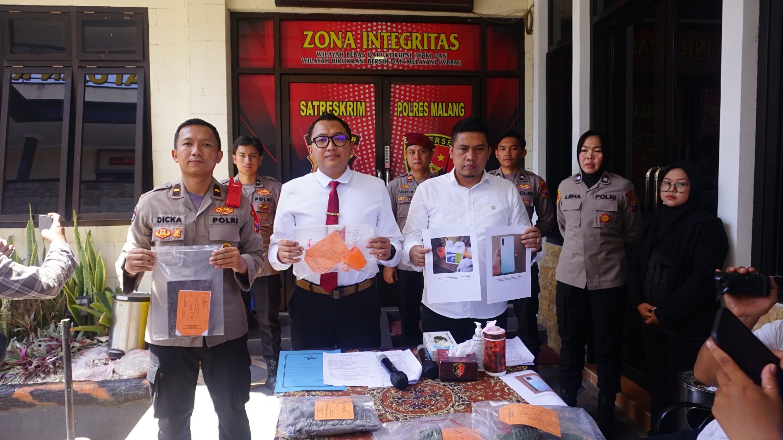 Polres Malang secara resmi menetapkan DMM (40) sebagai tersangka dalam kasus kematian DS (40), suatu peristiwa KDRT yang menghebohkan di wilayah Kecamatan Singosari, Kabupaten Malang pada 24 Januari 2024. 