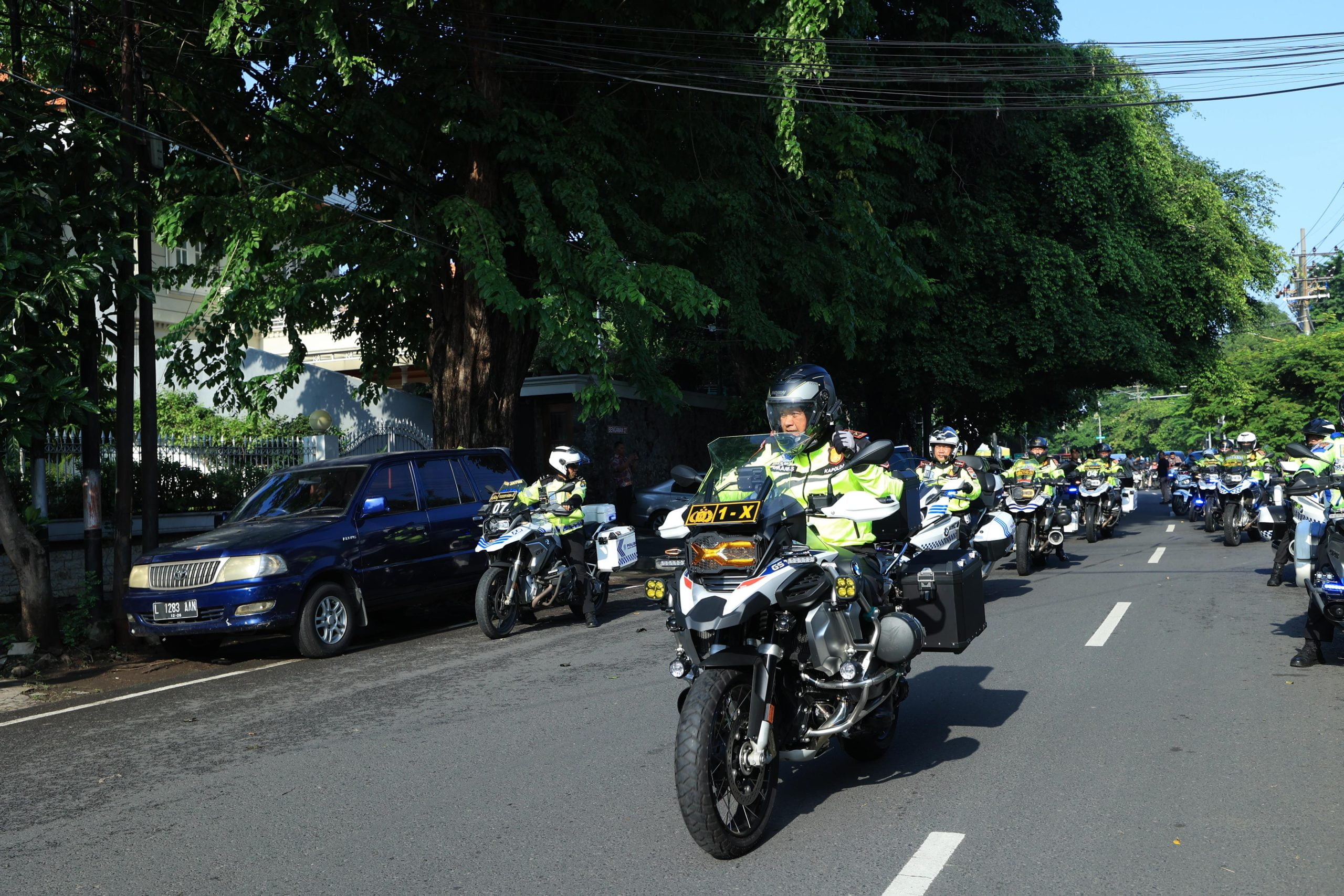 Memastikan penebalan pengamanan menjelang hari pencoblosan pada Pemilu 2024 di wilayah Pulau Madura, Kapolda Jawa Timur Irjen Pol.Drs Imam Sugianto,M.S.i menggelar patroli bermotor jarak jauh.