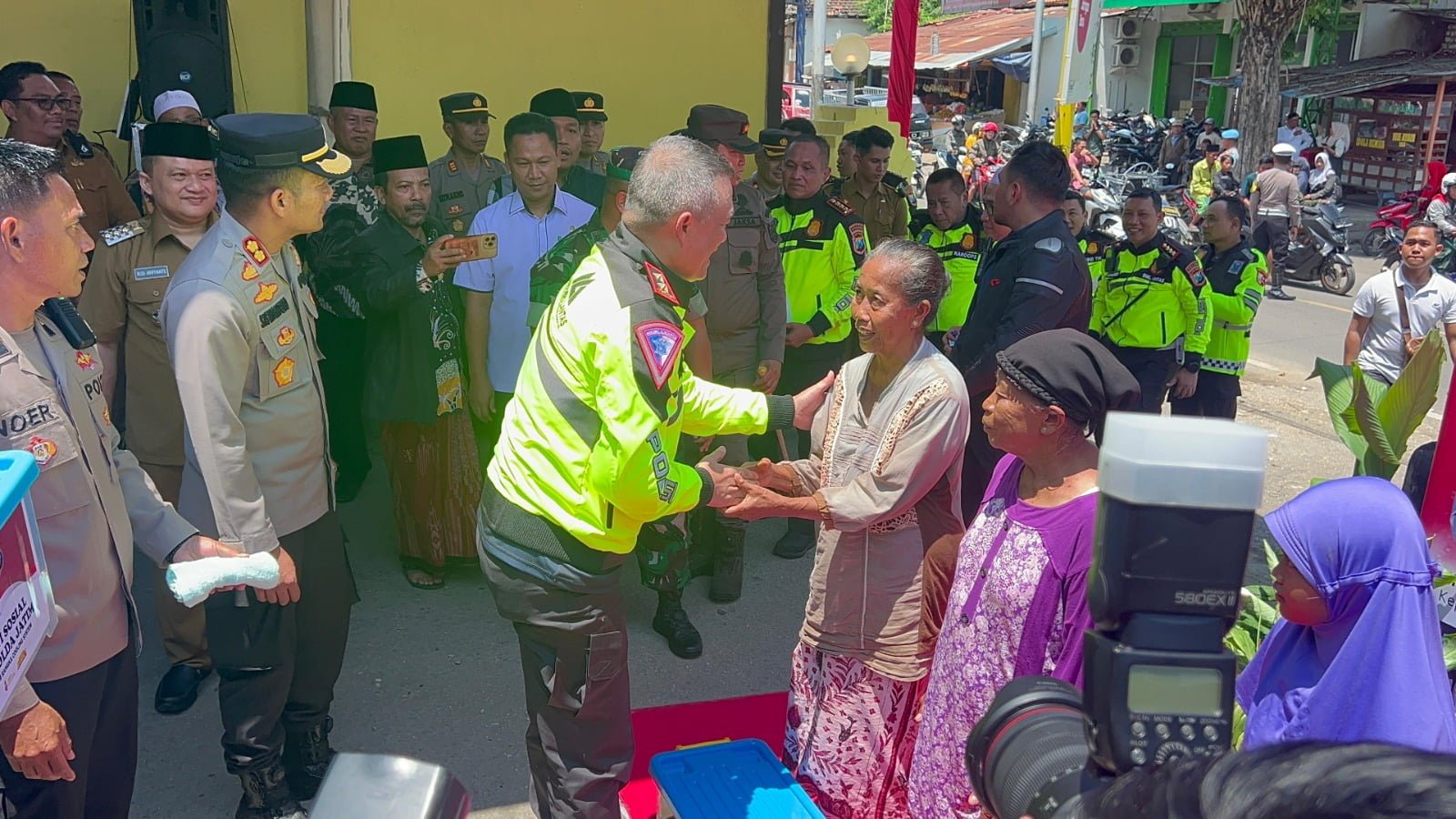 Dua hari menjelang pelaksanaan pemungutan suara dalam Pemilu tahun 2024, Kapolda Jawa Timur Irjen Pol Drs. Imam Sugianto M.Si beserta PJU Polda Jatim laksanakan patroli Kamtibmas di wilayah utara Pulau Madura, Senin (12/02) siang.