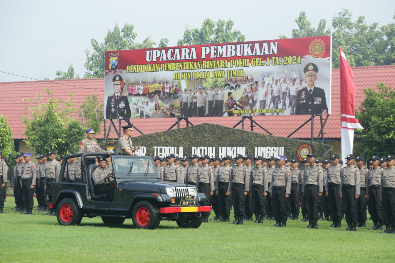 Kapolda Jawa Timur Irjen Pol Drs Imam Sugianto,M Si bersama Pejabat Utama Polda Jatim, memberikan pembekalan kepada siswa Pendidikan Pembentukan (Diktuk) Bintara Polri, gelombang I Tahun Anggaran 2024, di Sekolah Polisi Negara (SPN) Polda Jatim, Mojokerto. Selasa (13/2/2024). 