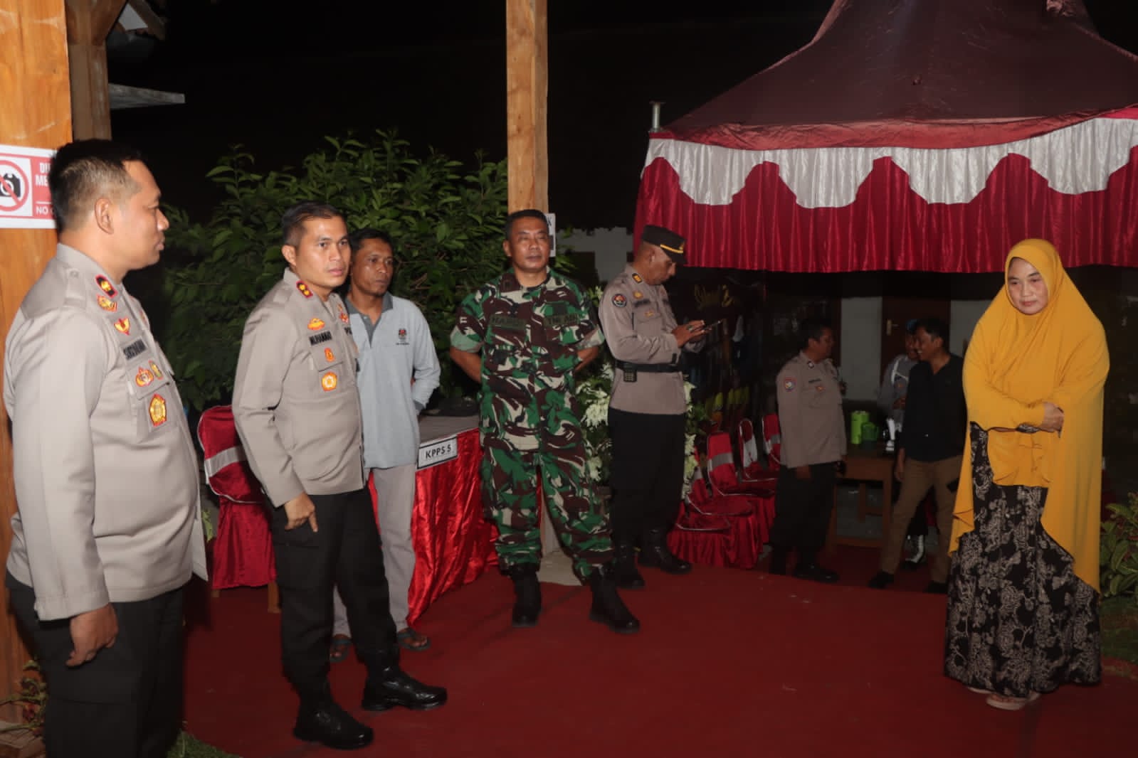 Kapolres Nganjuk, AKBP Muhammad, S.H., S.I.K., M.Si., dengan didampingi Wakapolres dan beberapa Pejabat Utama (PJU) melakukan kunjungan acak di wilayah Kecamatan Ngronggot, Prambon serta Tanjunganom, Sukomoro, Loceret, Berbek, Ngetos dan Sawahan. Selasa (13/02/2024).