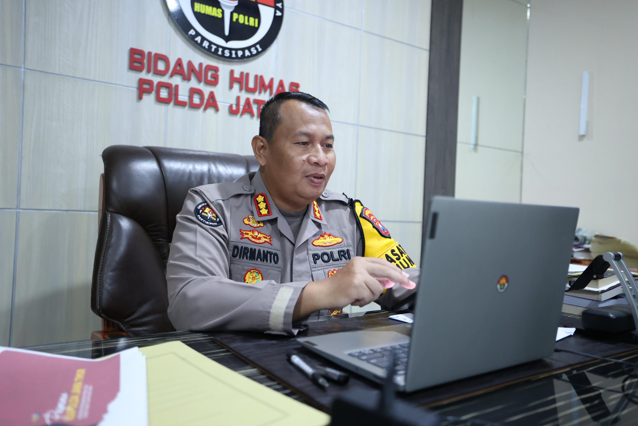 Beredar video viral berisi penganiayaan oleh sekelompok warga terhadap petugas pemilu ( KPPS ) sehingga di salah satu TPS tidak bisa melaksanakan pemungutan suara.