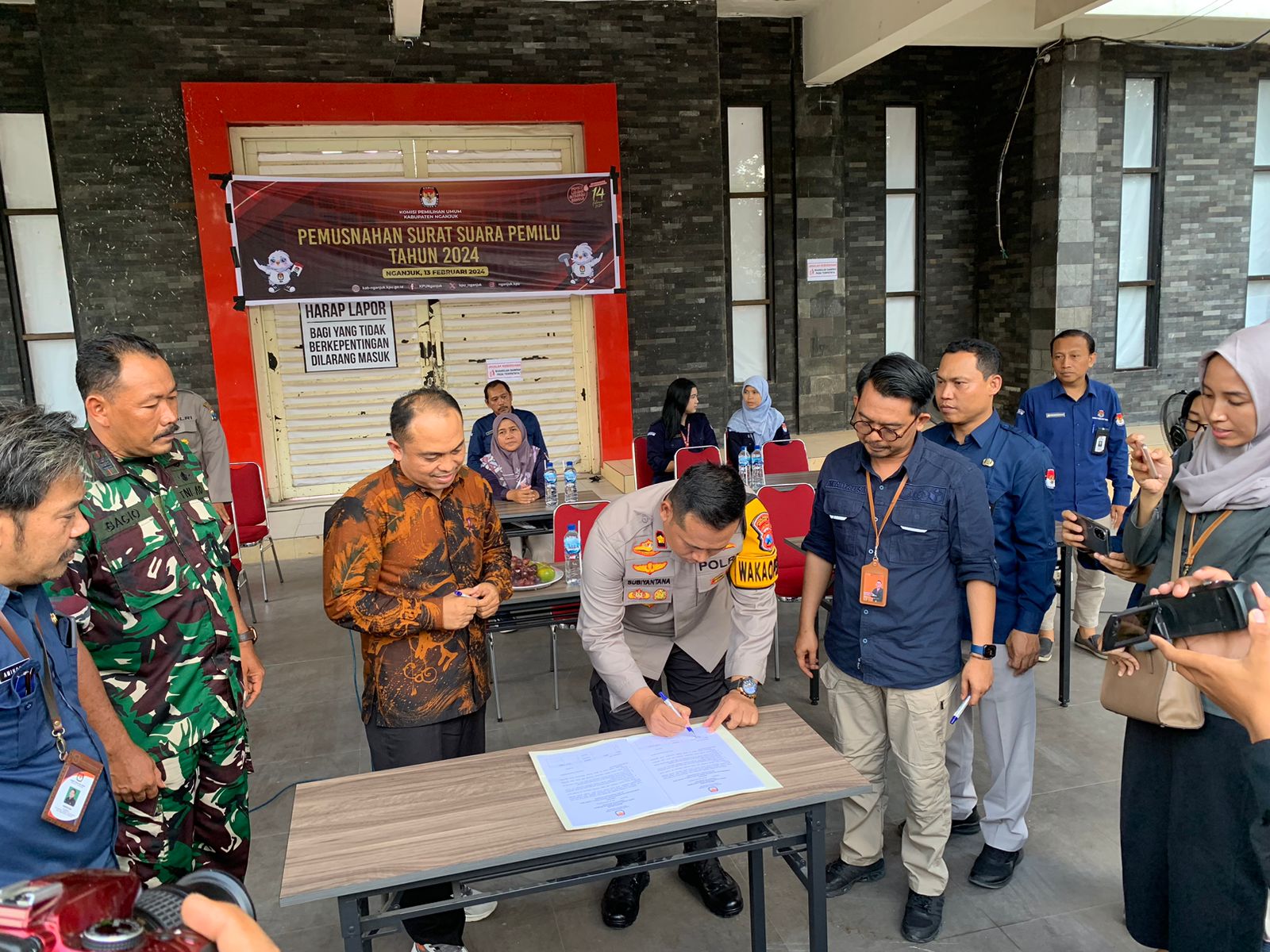 Komisi Pemilihan Umum Kabupaten Nganjuk menggelar acara pemusnahan surat suara Pemilihan Umum tahun 2024 yang rusak, acara dilangsungkan di Gudang Logistik KPU di GOR Bung Karno Jalan Barito, Kelurahan Begadung Kabupaten Nganjuk, Selasa (13/02/2024). 