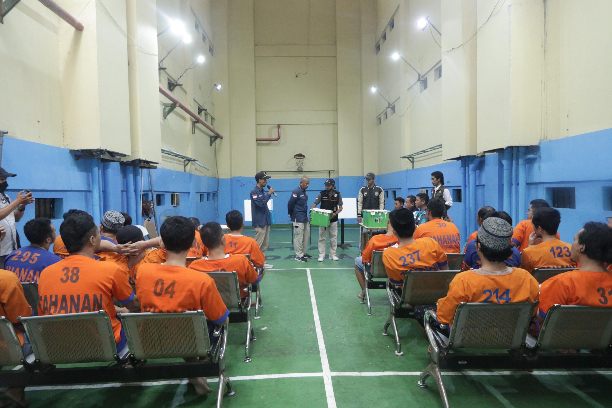 Memberikan kesempatan menggunakan hak pilihnya, Puluhan tahanan Polda Jatim melaksanakan pencoblosan di Rumah Tahanan (Rutan) Polda Jatim pada Pemilu 2024, Rabu (14/2).