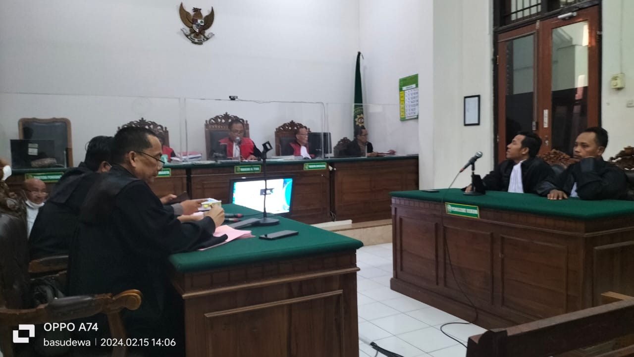 Sidang agenda putusan bagi Danny Indarto, yang ditetapkan, sebagai terdakwa dibacakan Sang Pengadil di ruang Garuda 2 Pengadilan Negeri Surabaya, pada Kamis (16/2/2024).