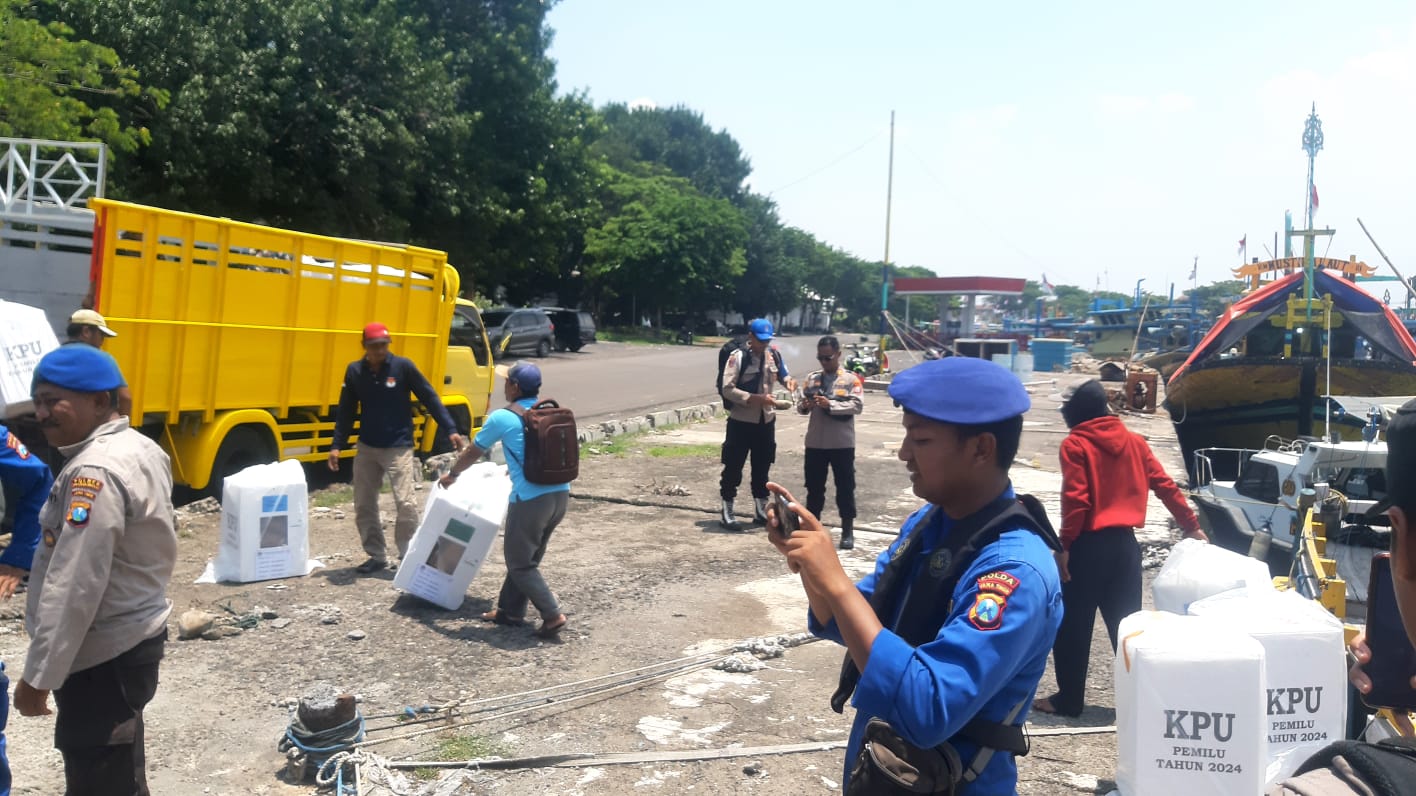 Kolabosari TNI - Polri di Probolinggo dalam melaksanakan pengawalan kotak suara pasca penghitungan suara dilakukan menggunakan kapal milik Polairud Polres Probolinggo. 