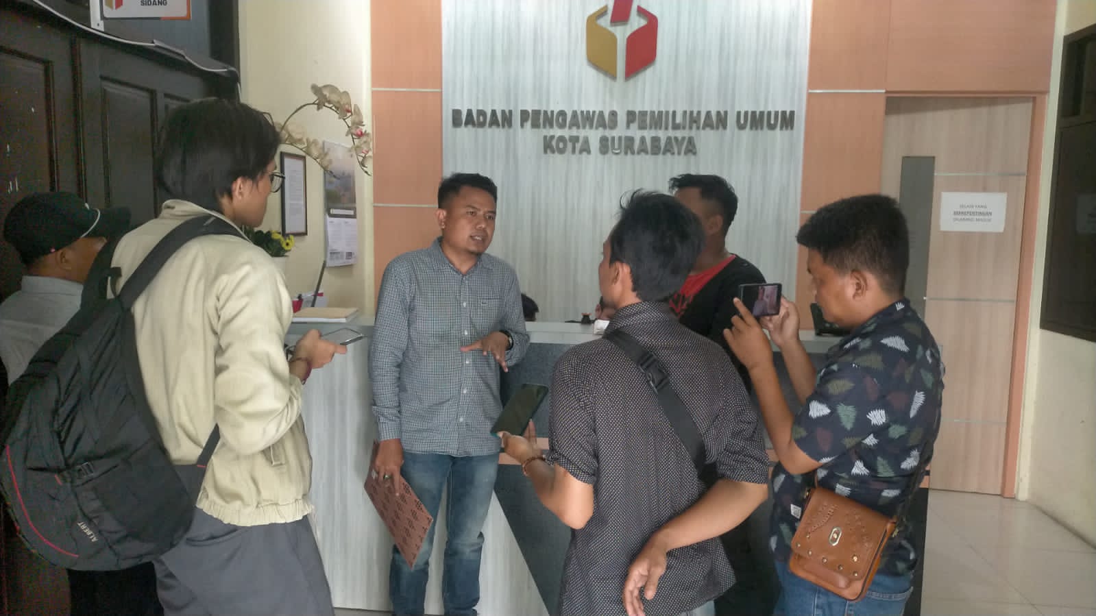 Pasca Aliansi Madura Indonesia (AMI) melaporkan dugaan money politik yang dilakukan oleh oknum caleg PKB DPR RI no urut 2, DPR Provinsi Dapil I kota Surabaya no urut 1, dan DPRD Dapil II no urut 1 di Bawaslu pada beberapa hari lalu, kini mendapatkan respon untuk klarifikasi.