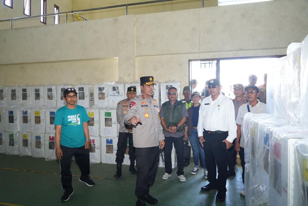 Didampingi Pejabat Utama (PJU) Polda Bali, Kepala Kepolisian Daerah Bali, Irjen. Pol. Ida Bagus Kd Putra Narendra, S.I.K., M.Si., melakukan pengecekan Pengamanan PPK Wilayah Klungkung, Sabtu (17/2/2024).